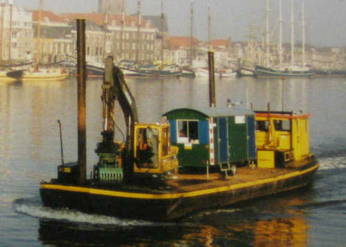 Als schipper op een werkponton